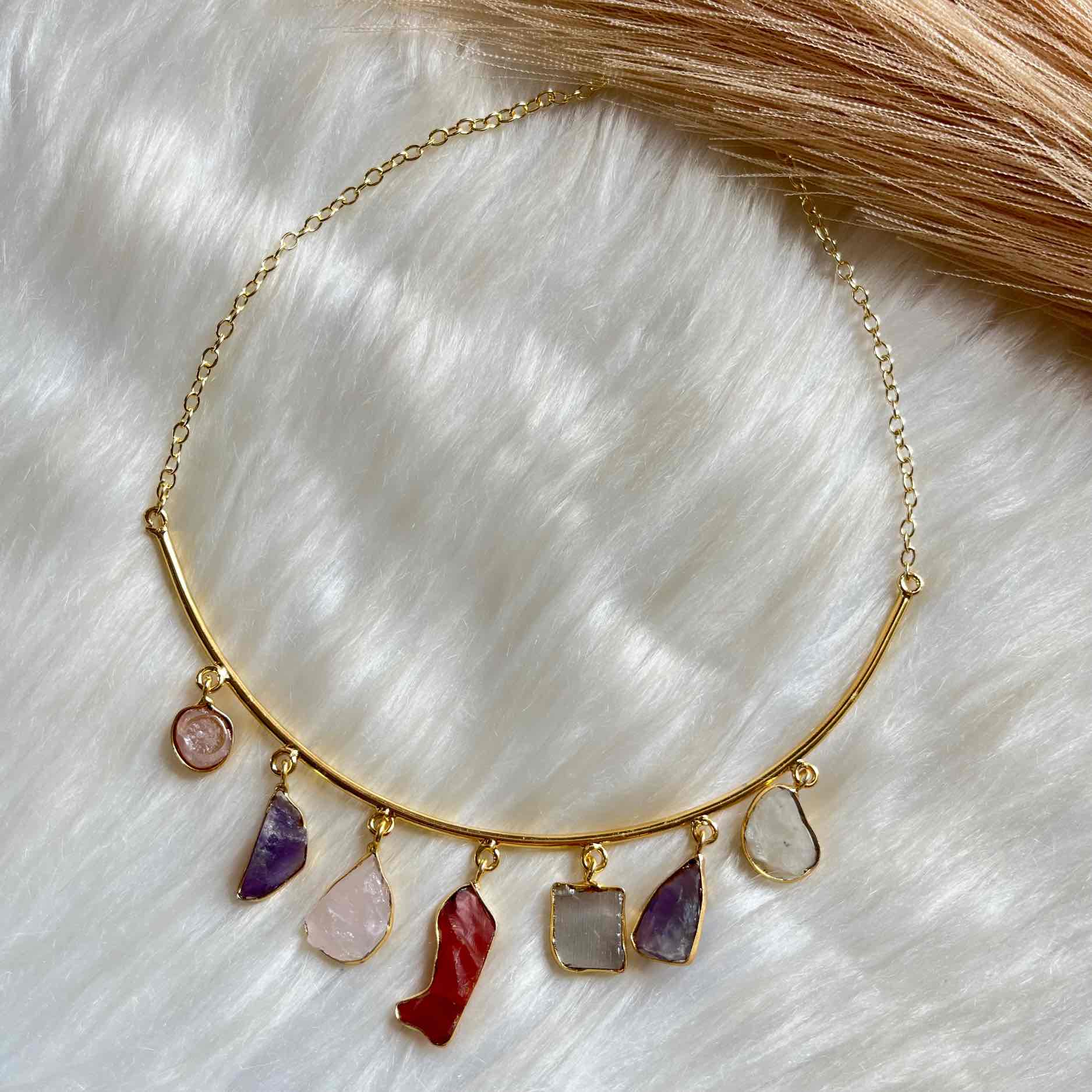 Natural Stones Hanging Golden Choker