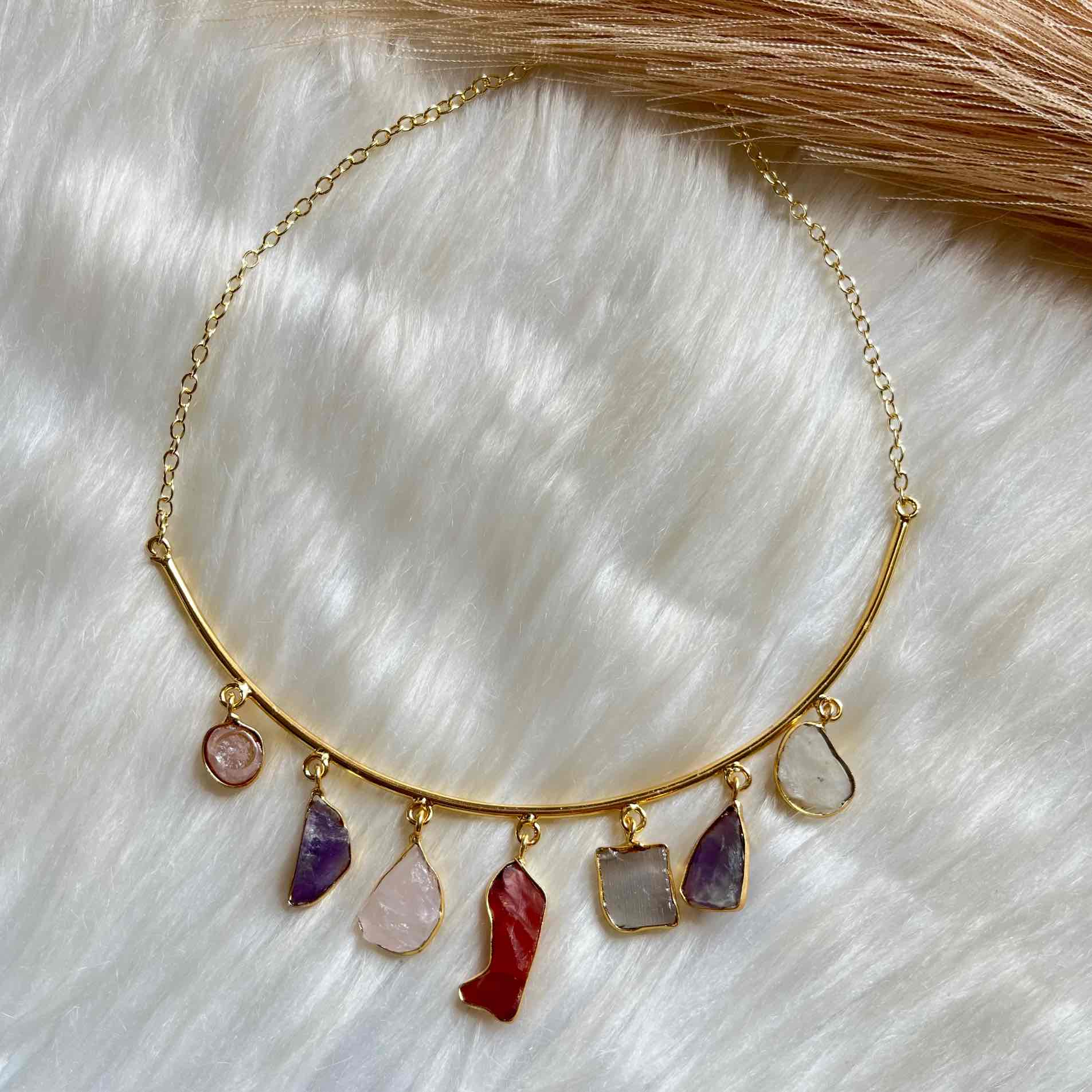 Natural Stones Hanging Golden Choker