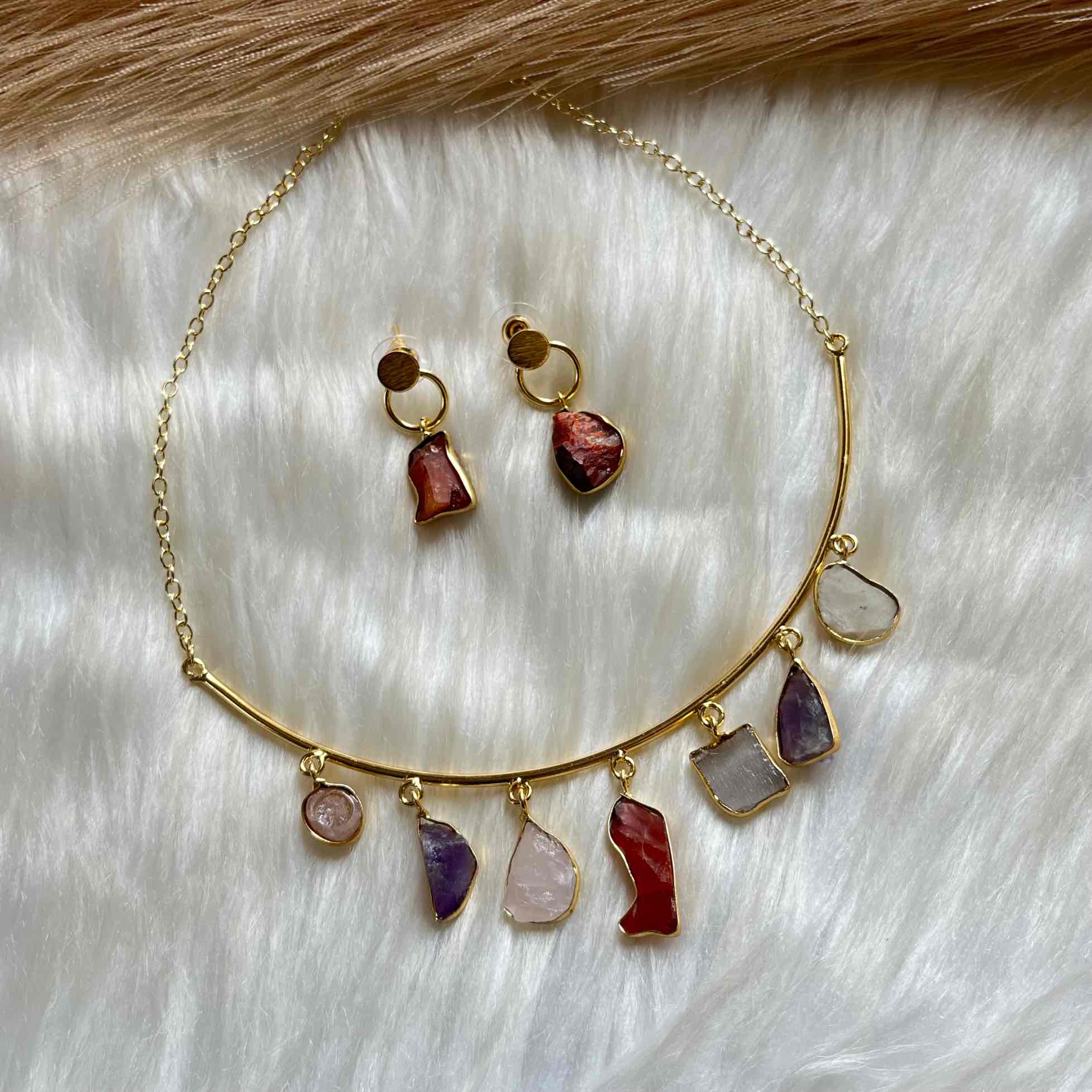 Natural Stones Hanging Golden Choker