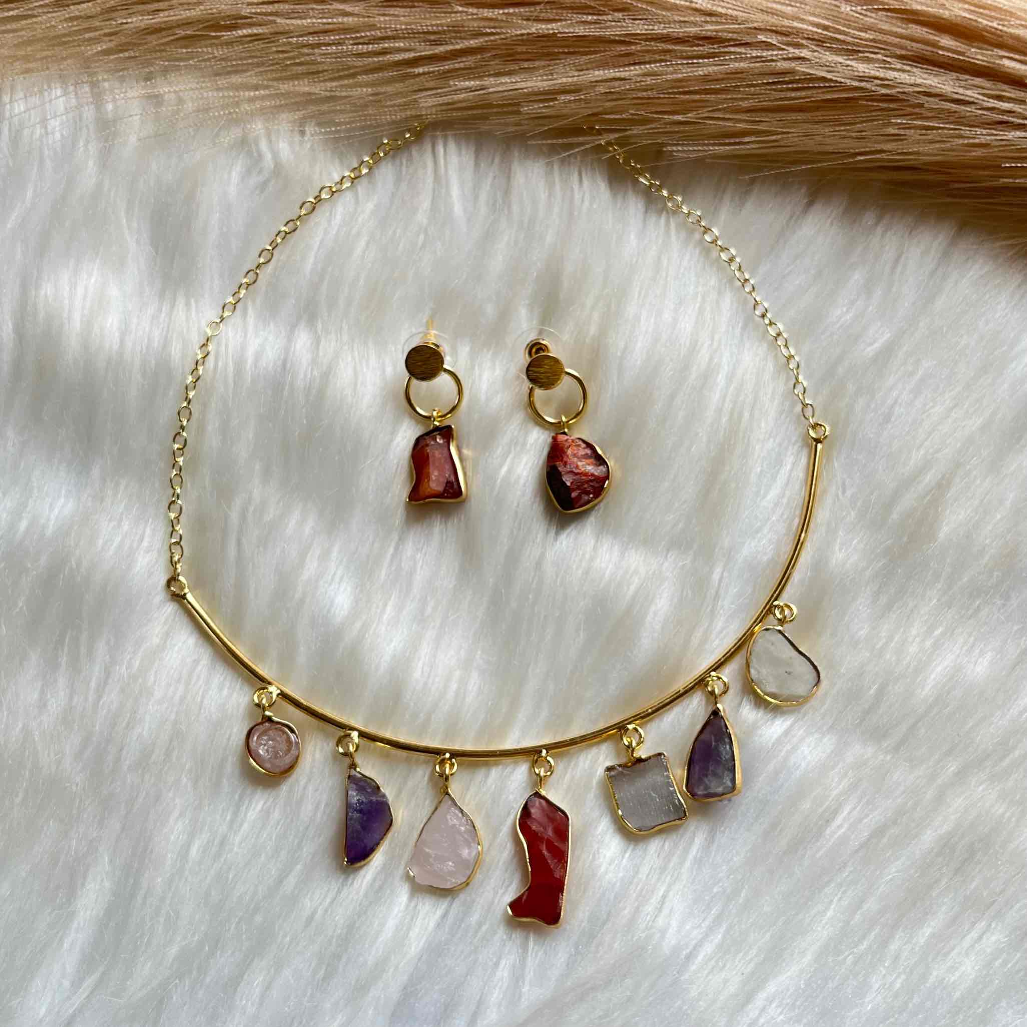 Natural Stones Hanging Golden Choker