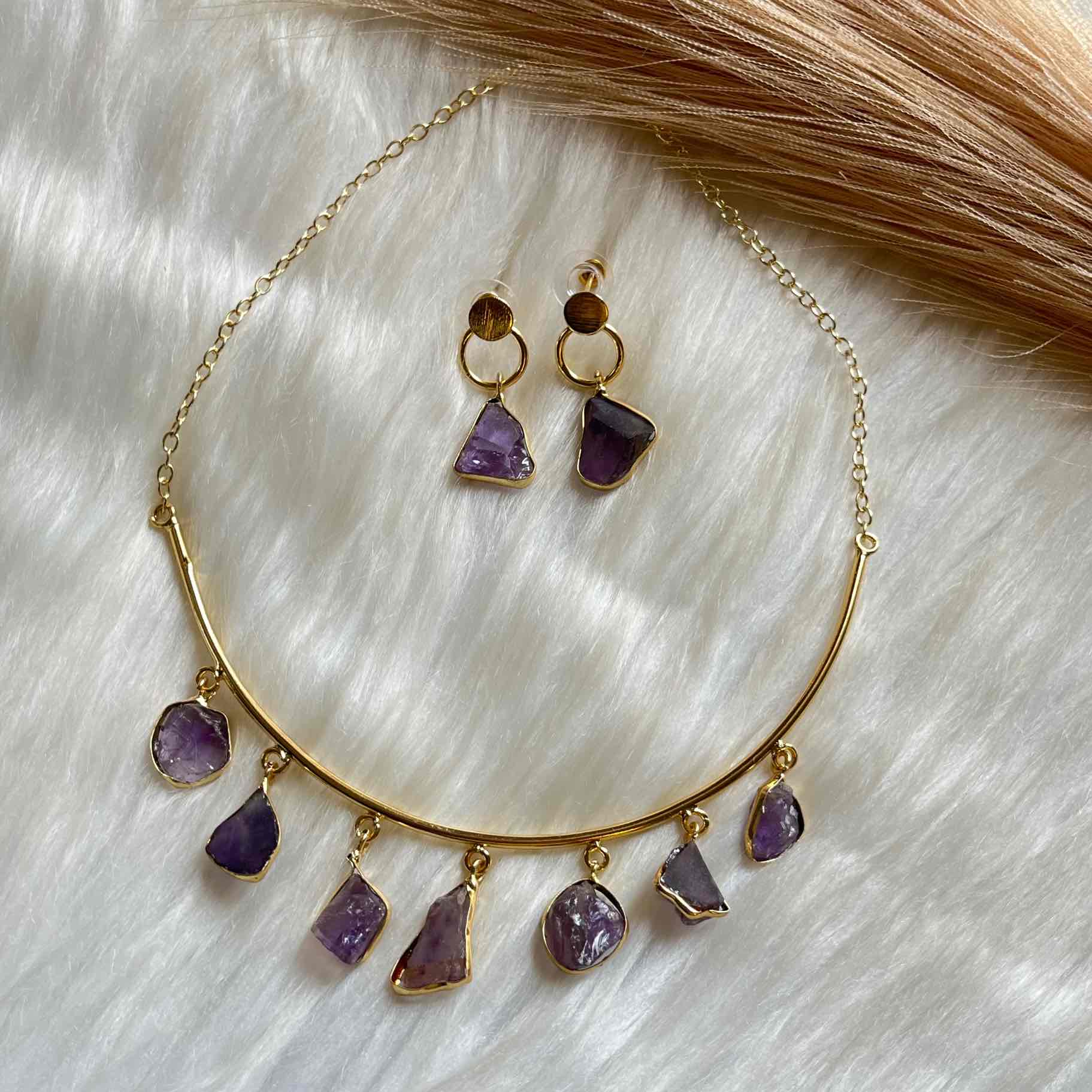 Lavender Natural Stones Hanging Golden Choker