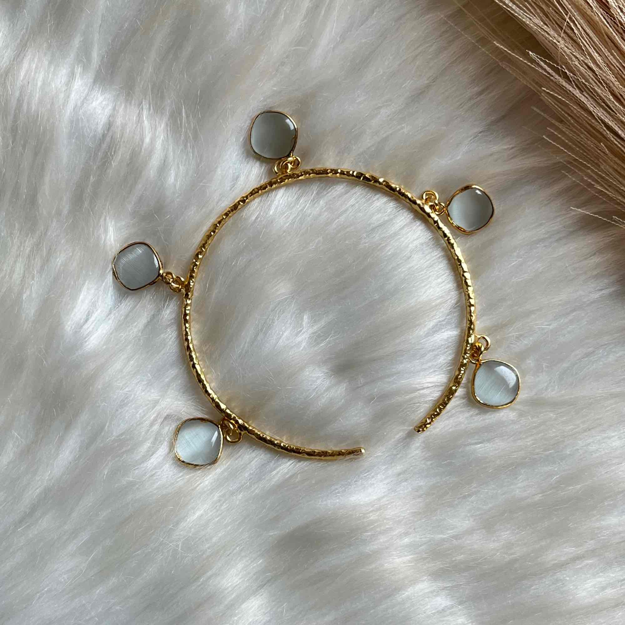 White Round Golden Bracelet