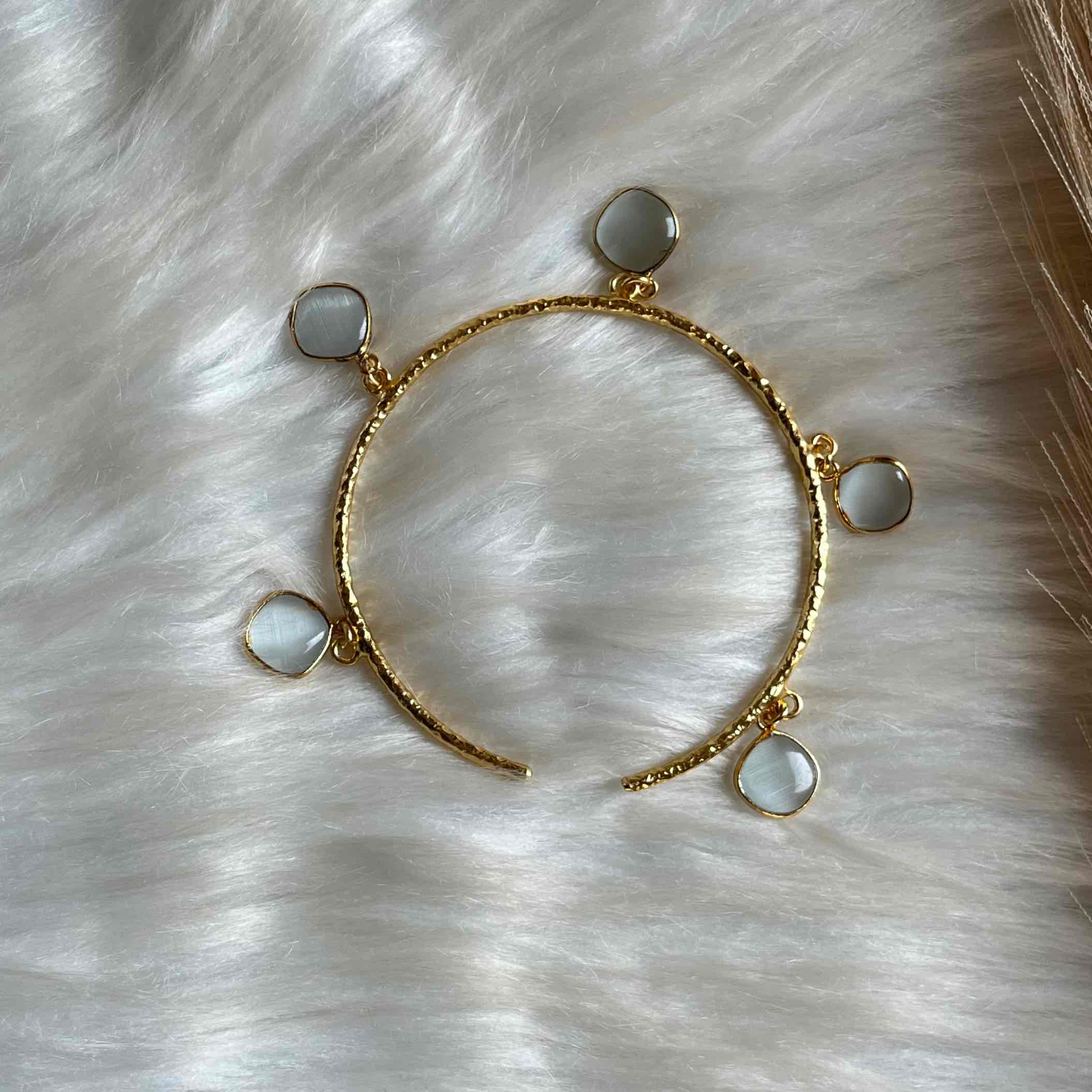 White Round Golden Bracelet