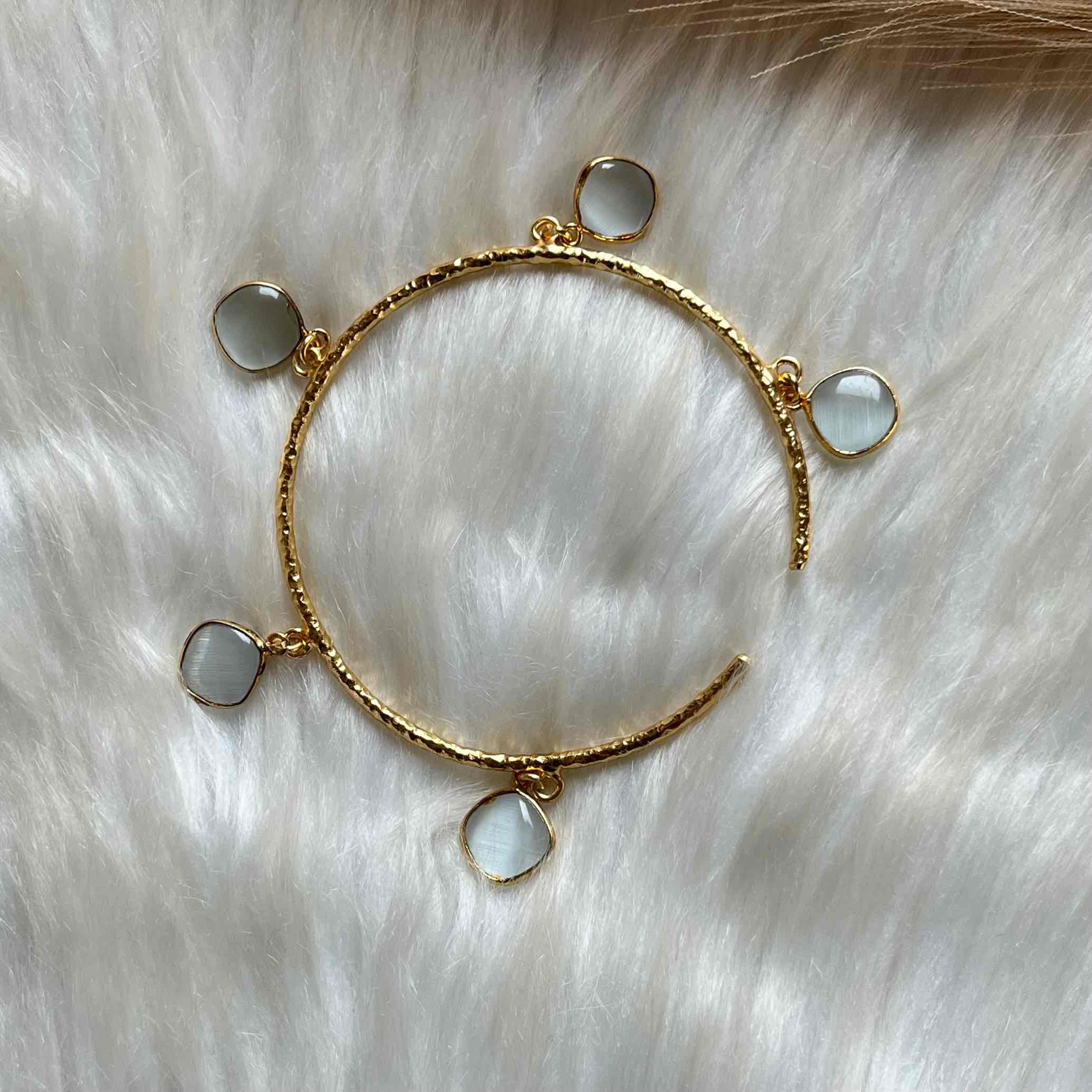 White Round Golden Bracelet