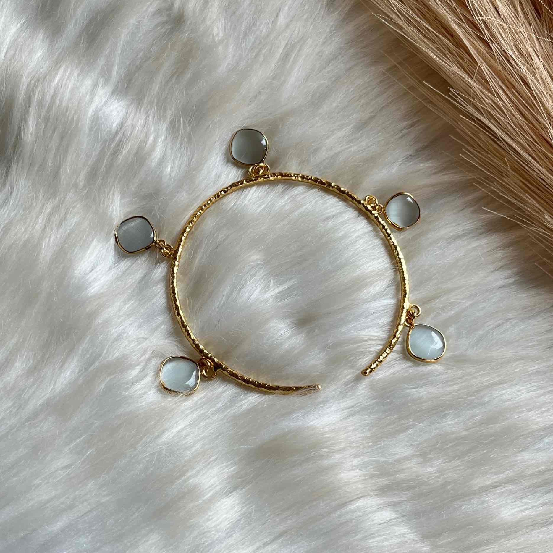 White Round Golden Bracelet