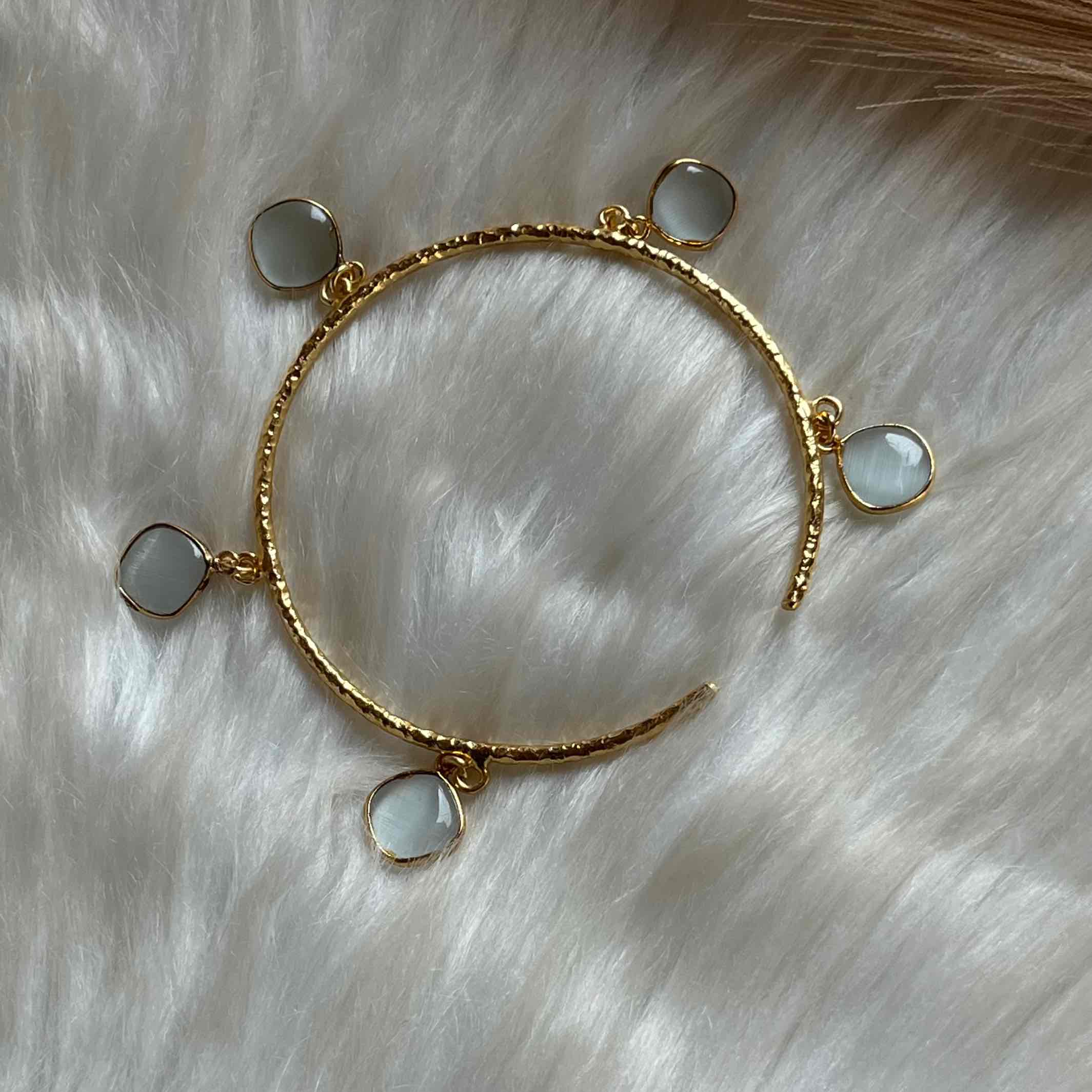 White Round Golden Bracelet