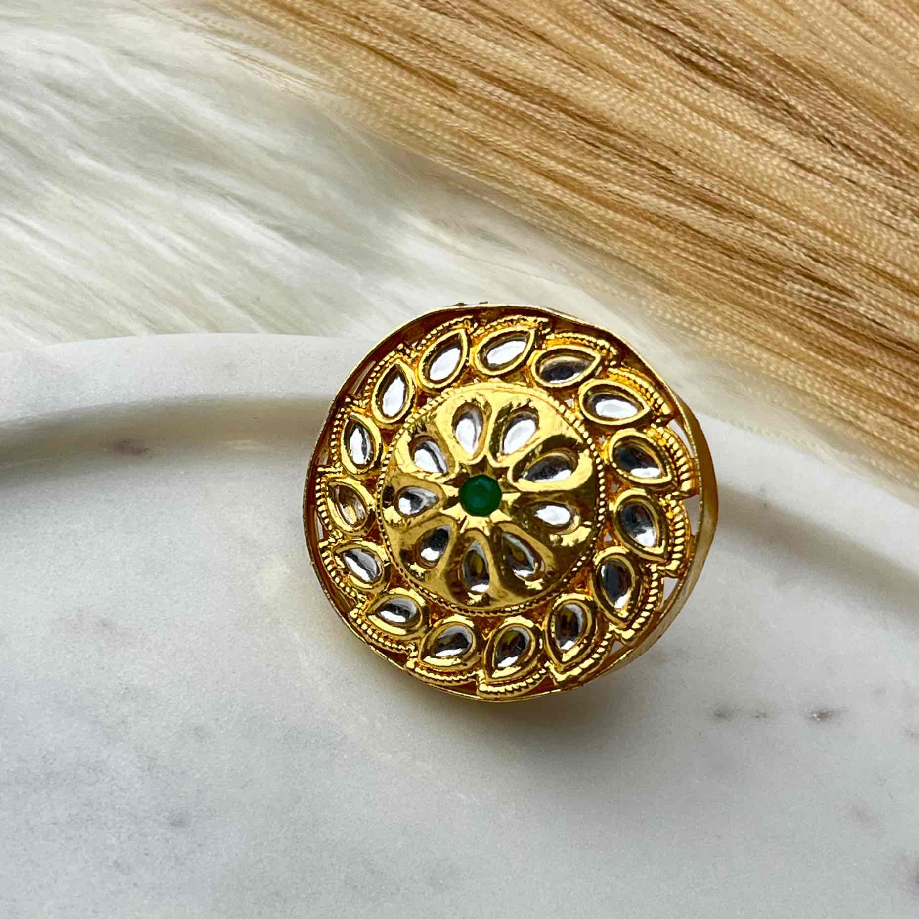 Green Daisy Flower Golden Ring