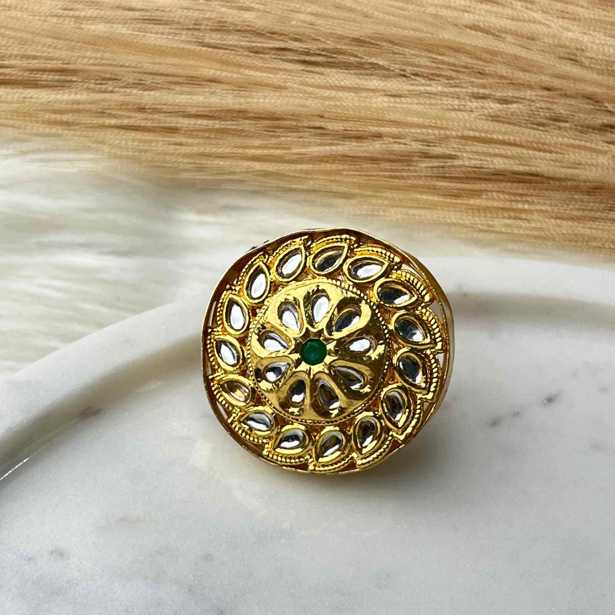 Green Daisy Flower Golden Ring