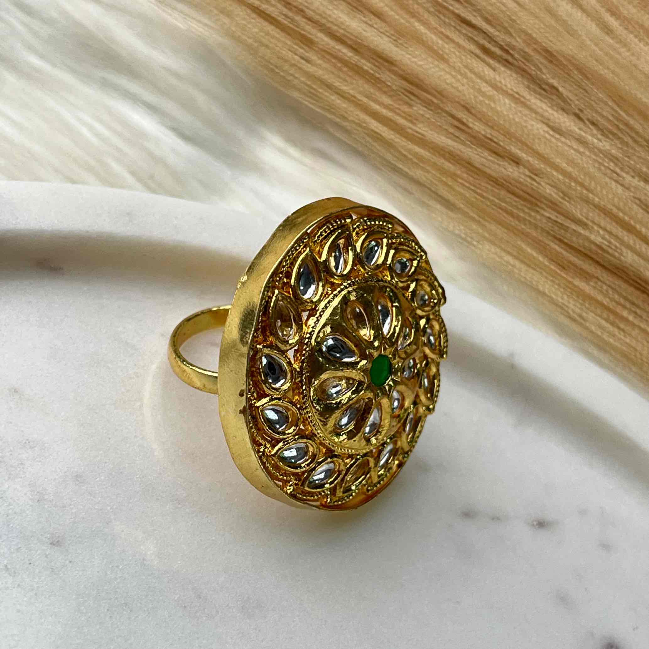 Green Daisy Flower Golden Ring